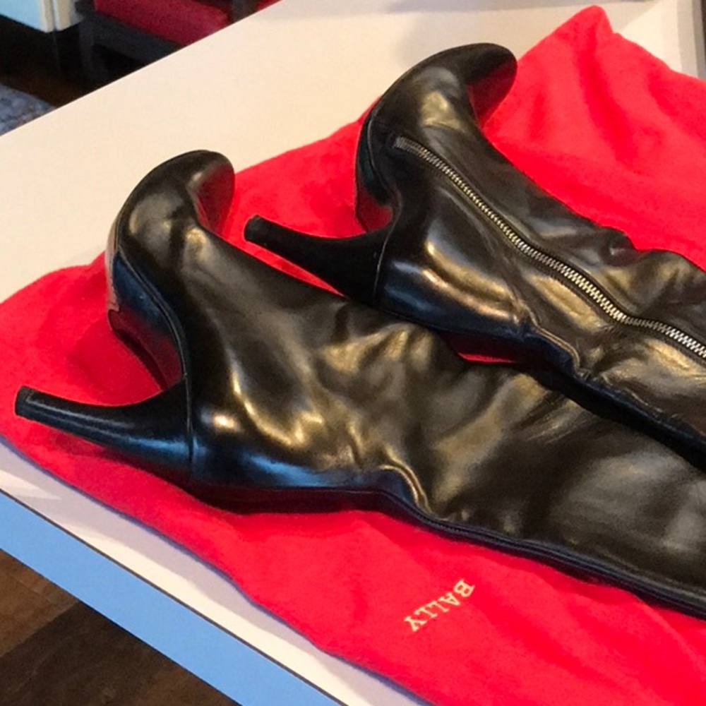 Bally Heel boots with inside slipper. Soft black leather.